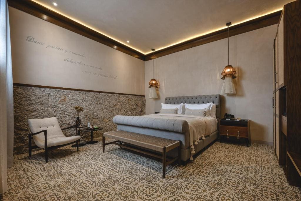 PREMIUM SUITE WITH BATHTUB room - Image 2