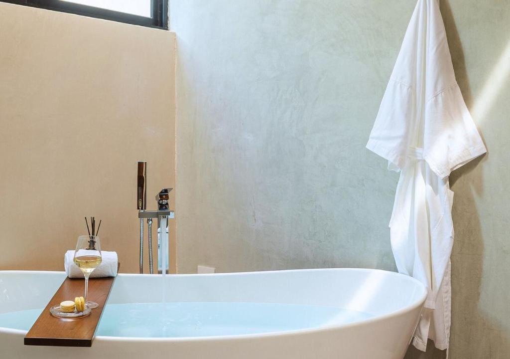 MASTER SUITE WITH BALCONY room - Image 3