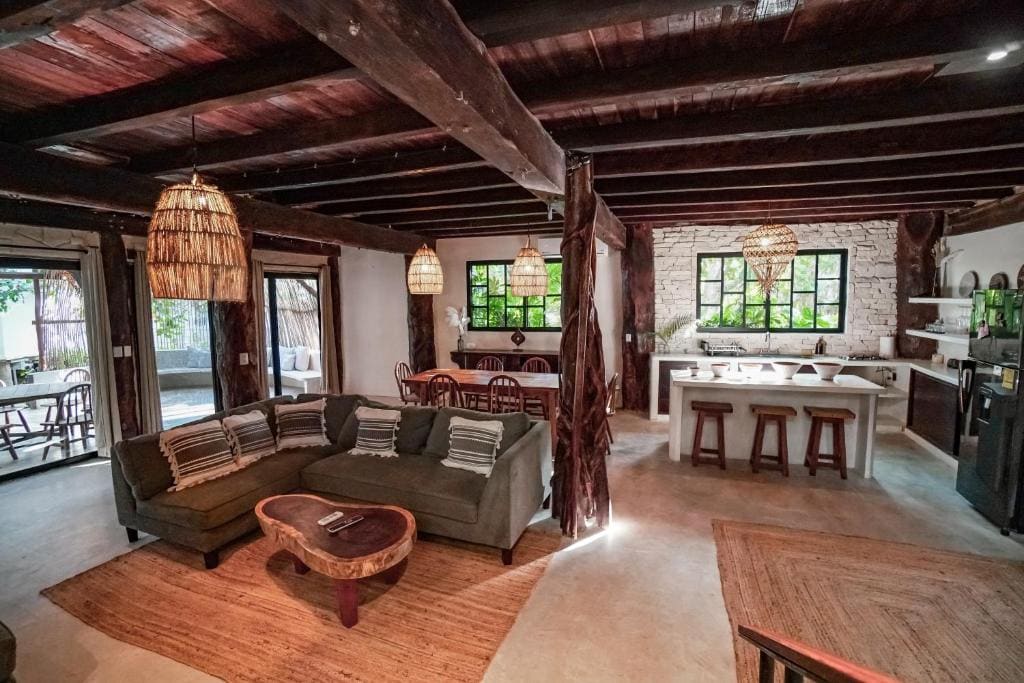 Five-Bedroom House room - Image 3