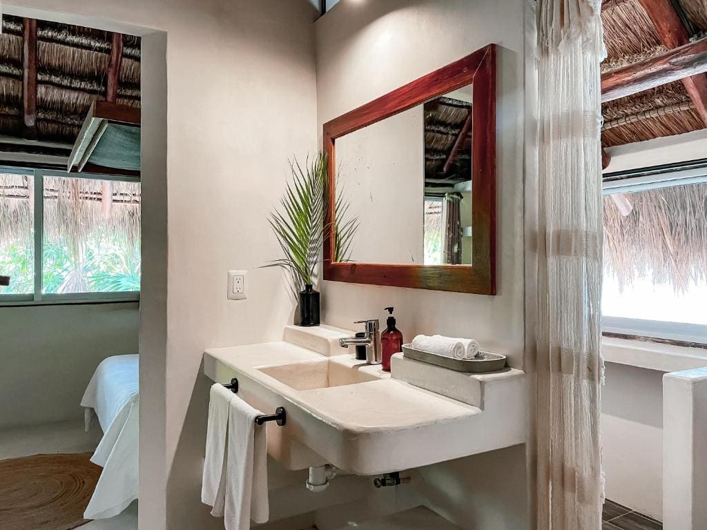 Five-Bedroom House room - Image 2