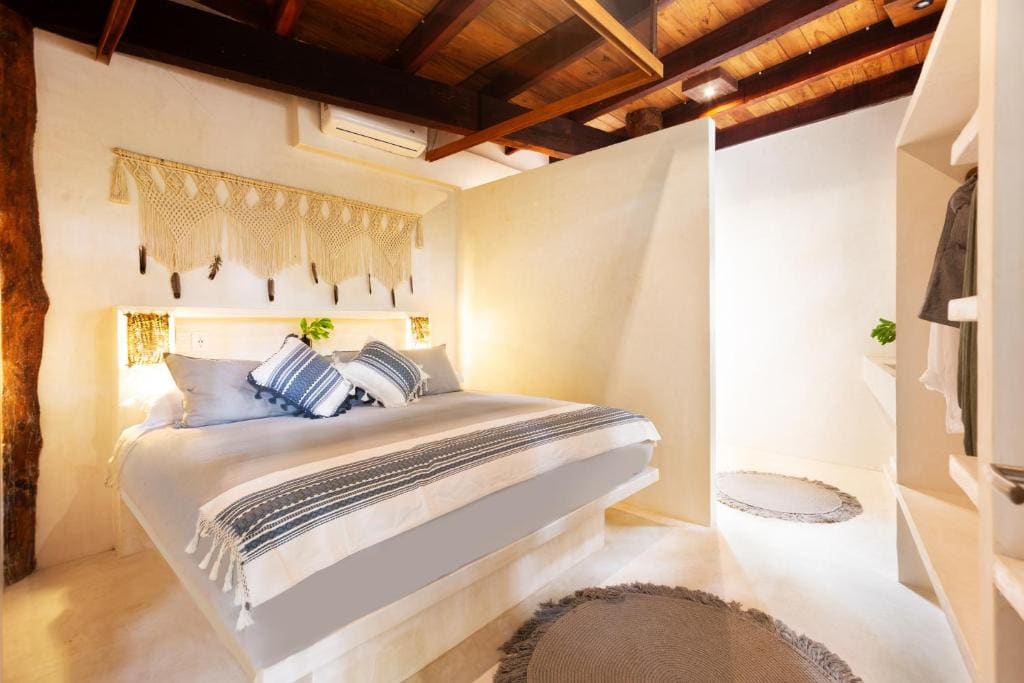 Six-Bedroom House room - Image 2