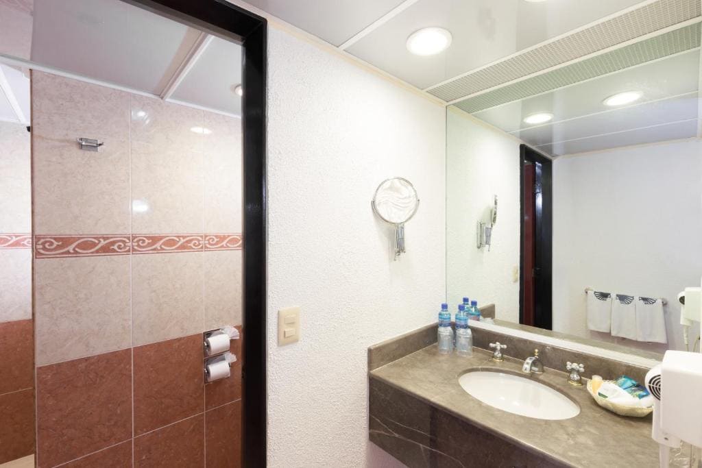 King Room - Non-Smoking room - Image 3