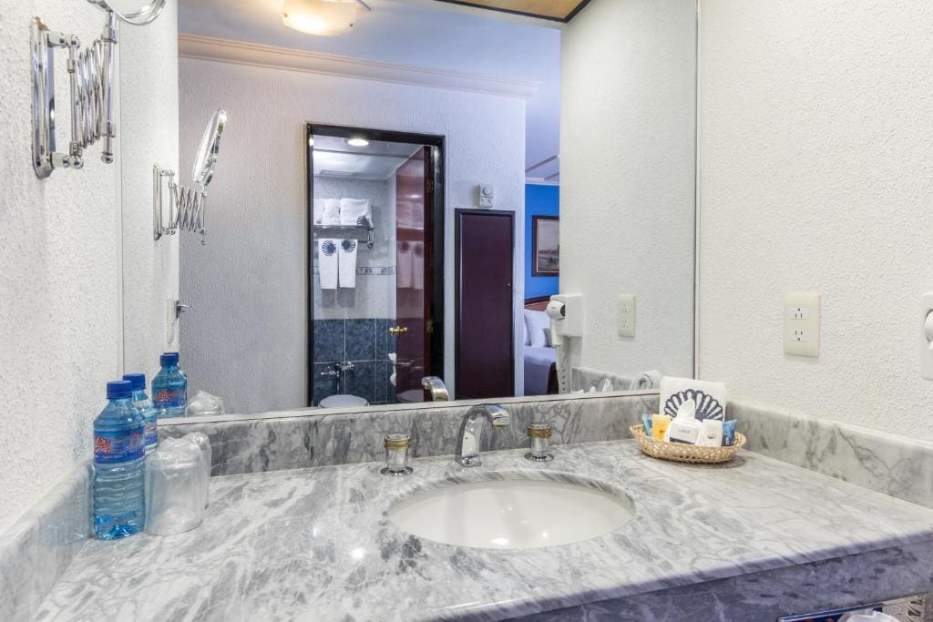 King Suite - Non-Smoking room - Image 3