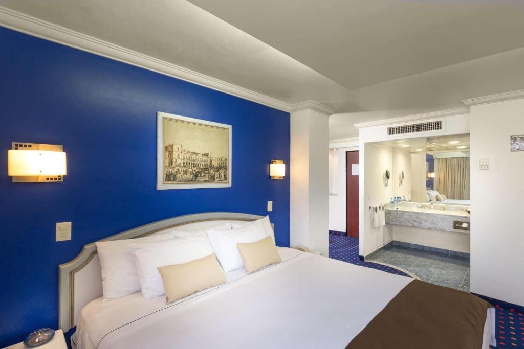 King Suite - Non-Smoking room - Image 1
