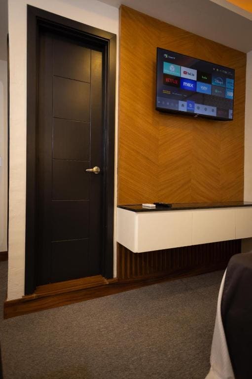 Standard Family Room room - Image 3
