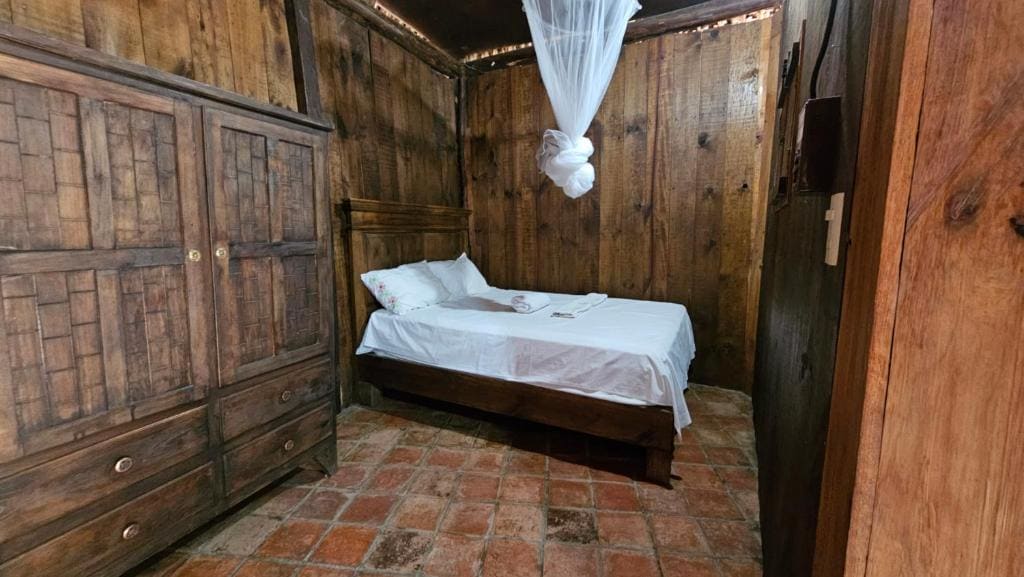 Twin Room with Shared Bathroom room - Image 2
