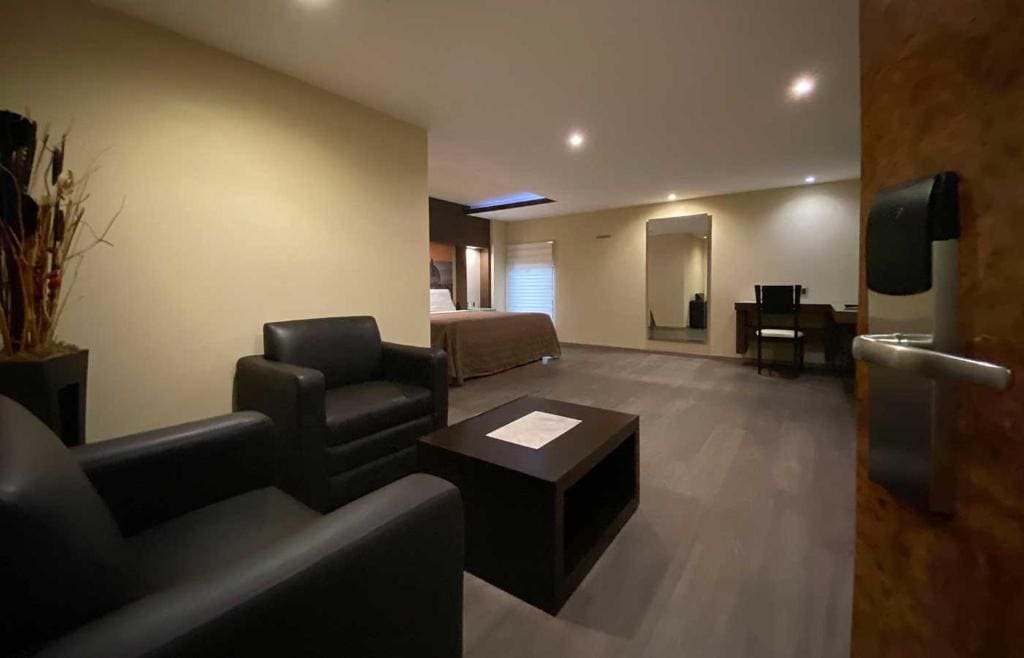 Queen Room with Spa Bath room - Image 3
