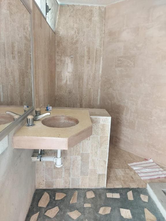 Economy Triple Room with Shared Bathroom room - Image 3