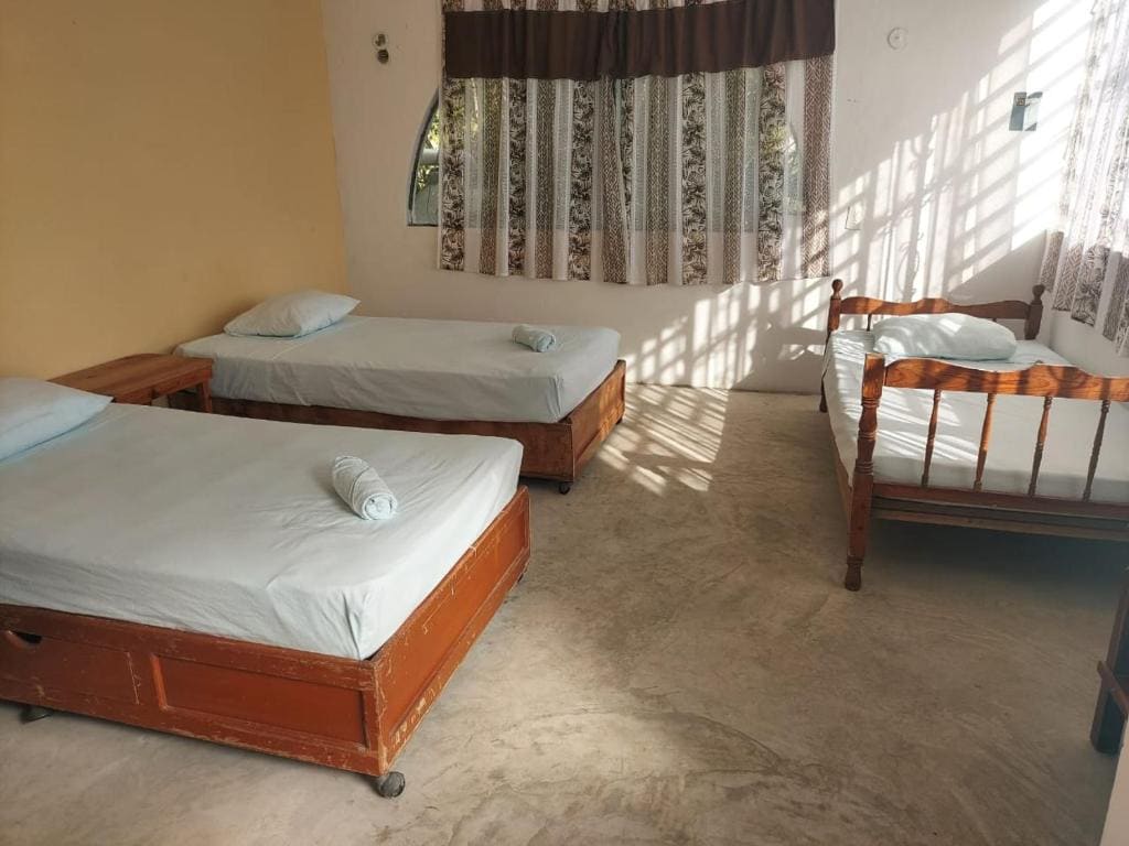 Economy Triple Room with Shared Bathroom room - Image 2