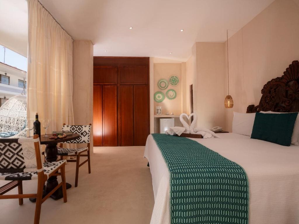 Double Room with Balcony room - Image 2