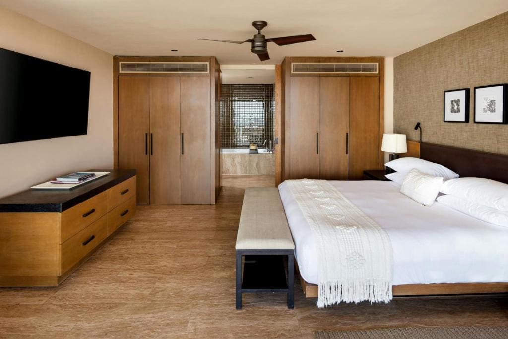 Deluxe Double Room with Two Double Beds and Ocean View room - Image 3