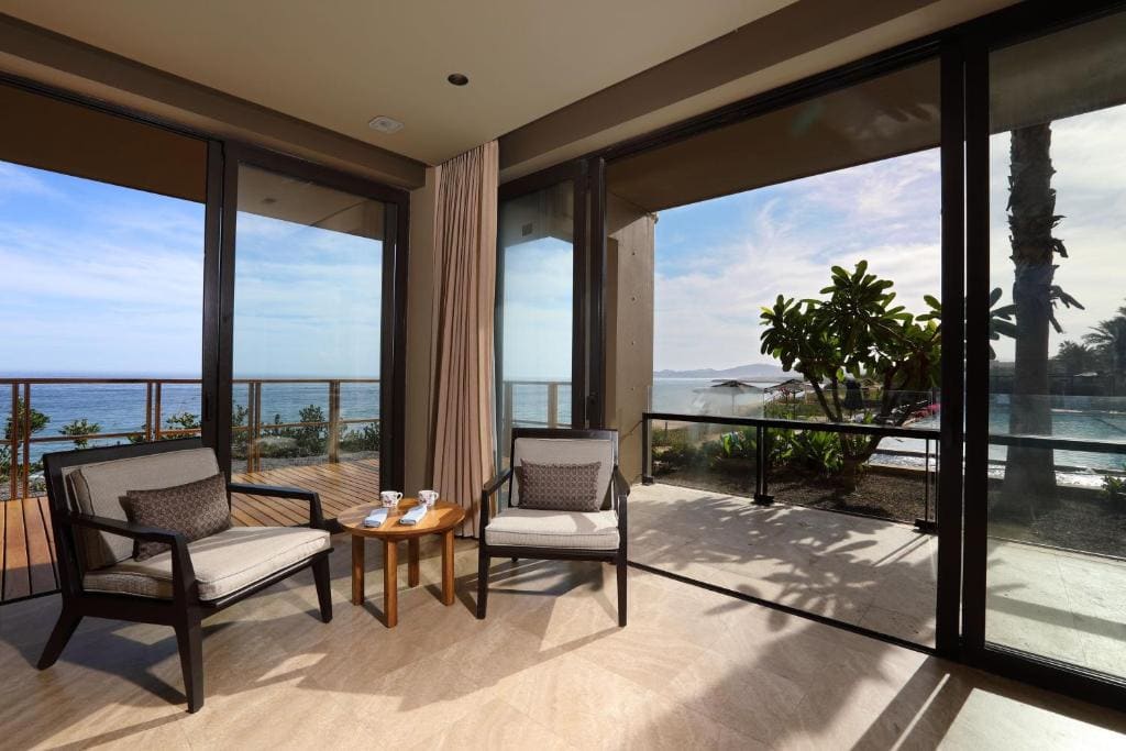 JW Umey Suite with Sofa Bed and Balcony - Oceanfront room - Image 2