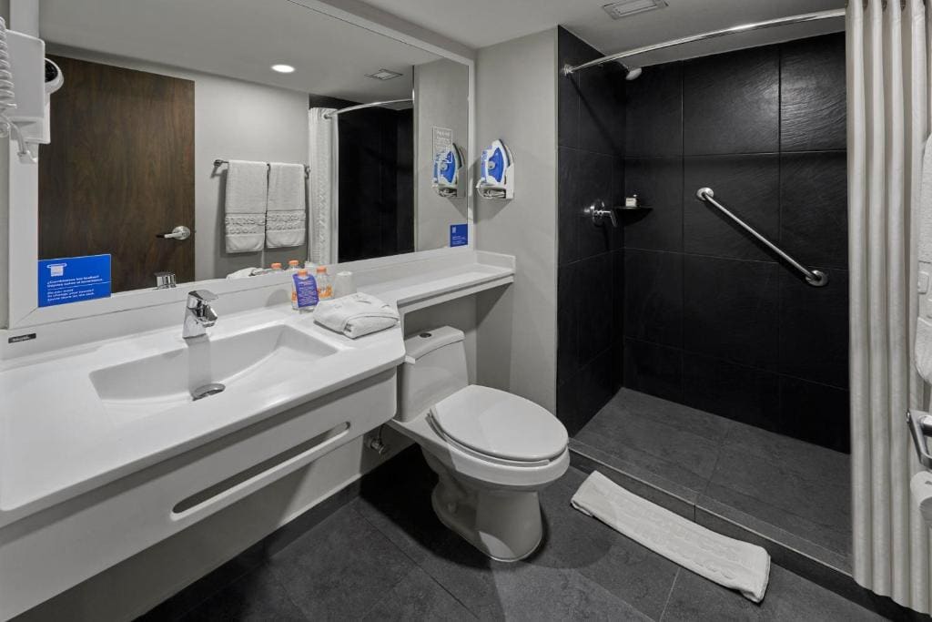 Superior King Room with Sofa Bed room - Image 3