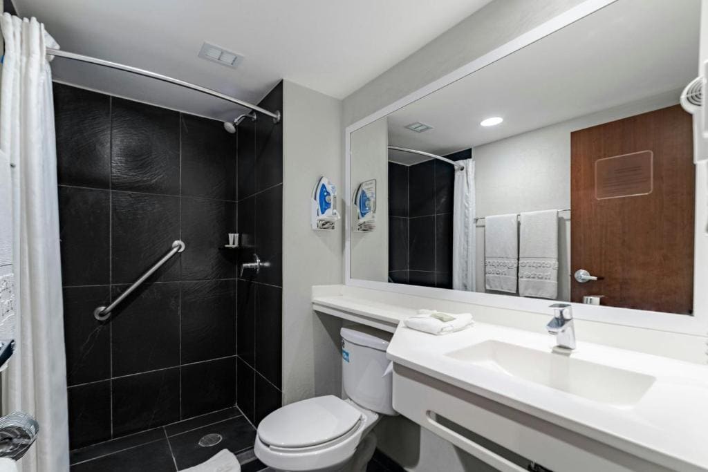 Double Room with Two Double Beds room - Image 3