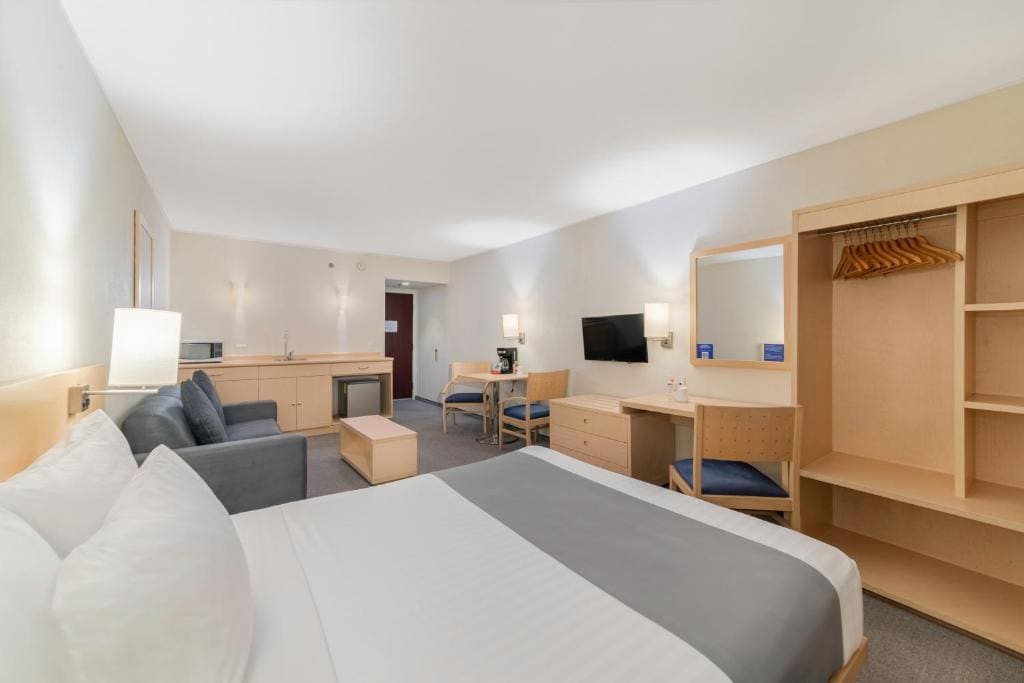 Queen Room with Sofa Bed room - Image 1