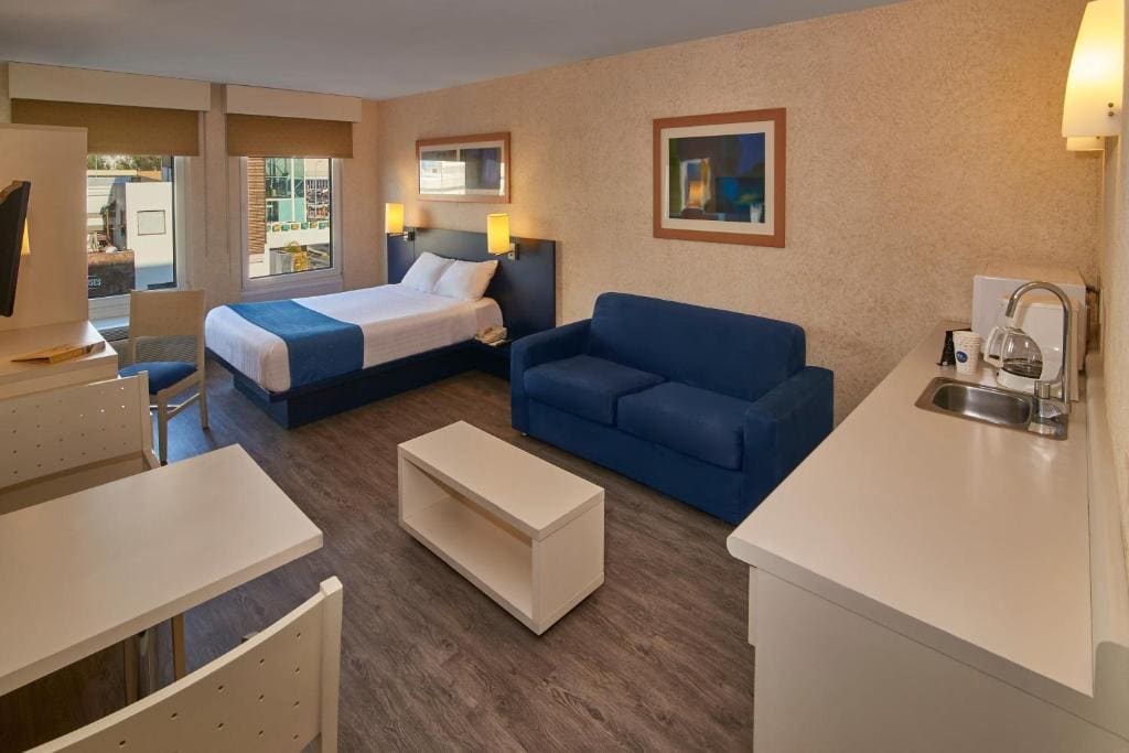 Queen Suite with Sofa Bed room - Image 3