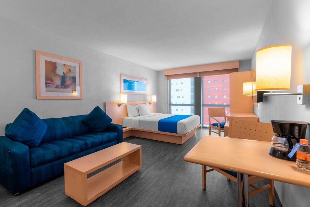 Queen Suite with Sofa Bed room - Image 2