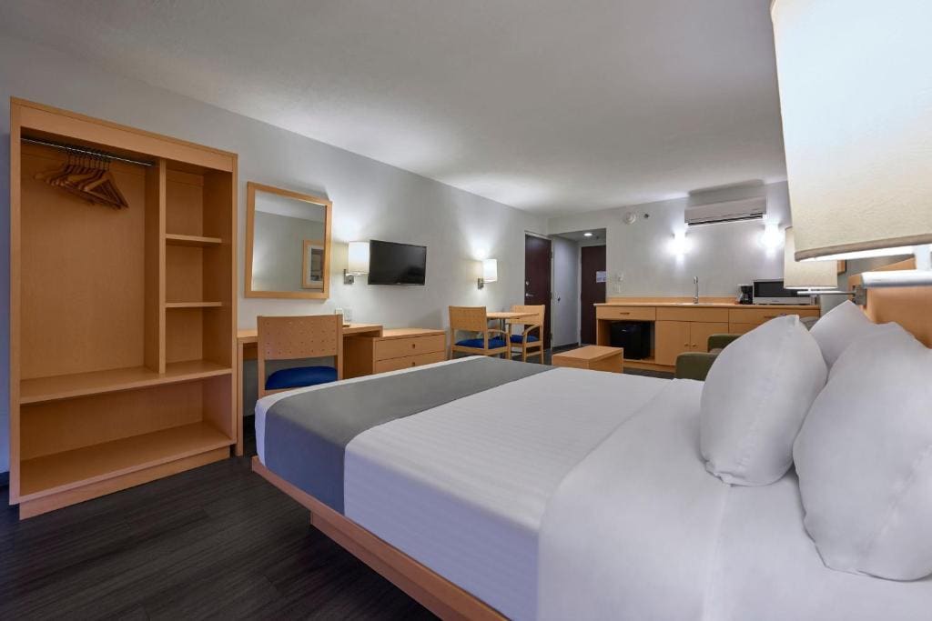 Queen Suite with Sofa Bed room - Image 2
