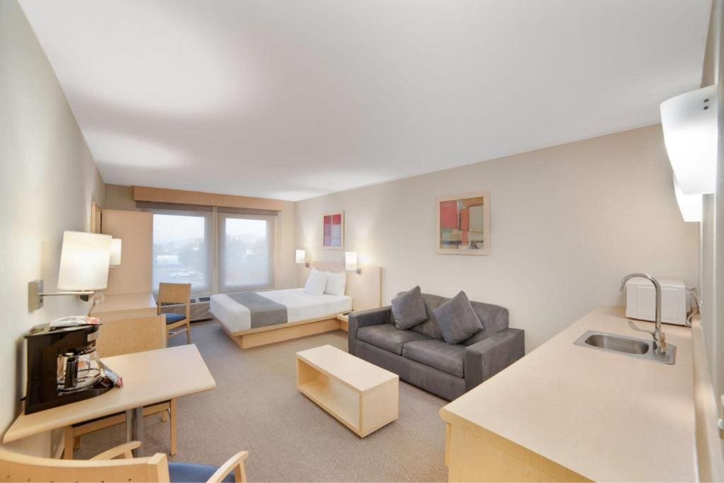 Queen Suite with Sofa Bed room - Image 3
