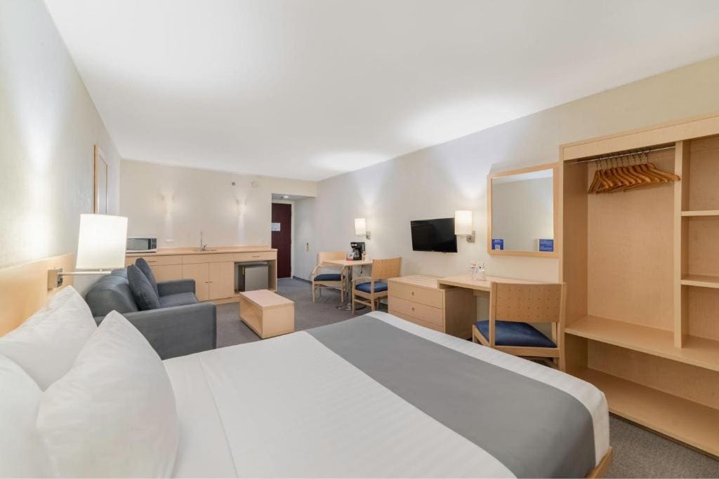 Queen Suite with Sofa Bed room - Image 1