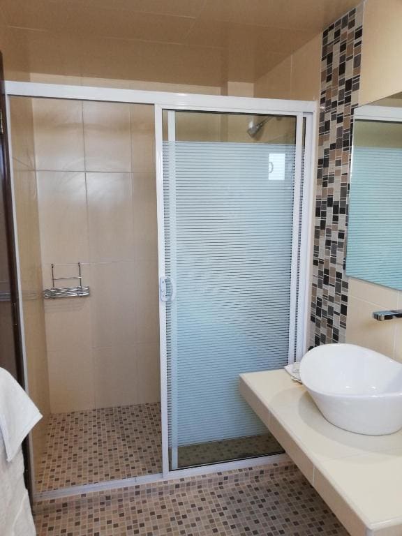 Large Twin Room room - Image 1