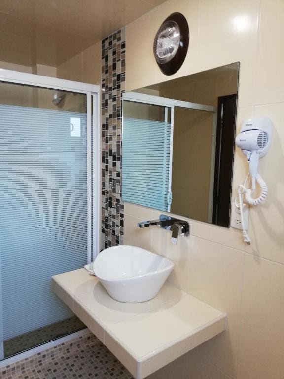 Large Twin Room room - Image 3