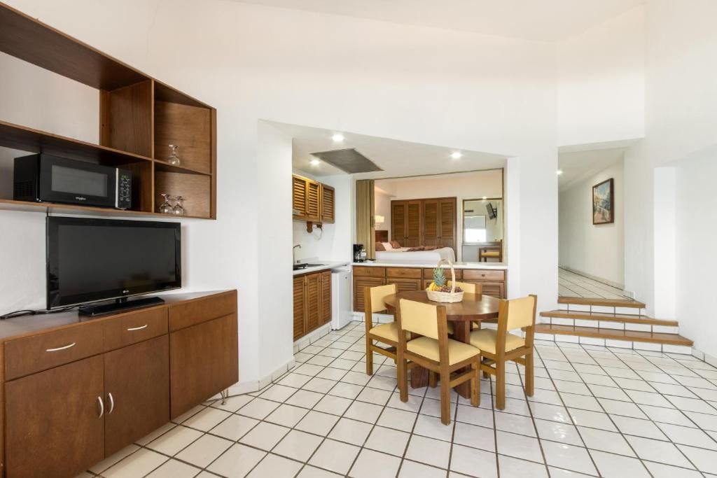 Suite con cocineta y vista al mar room - Image 3