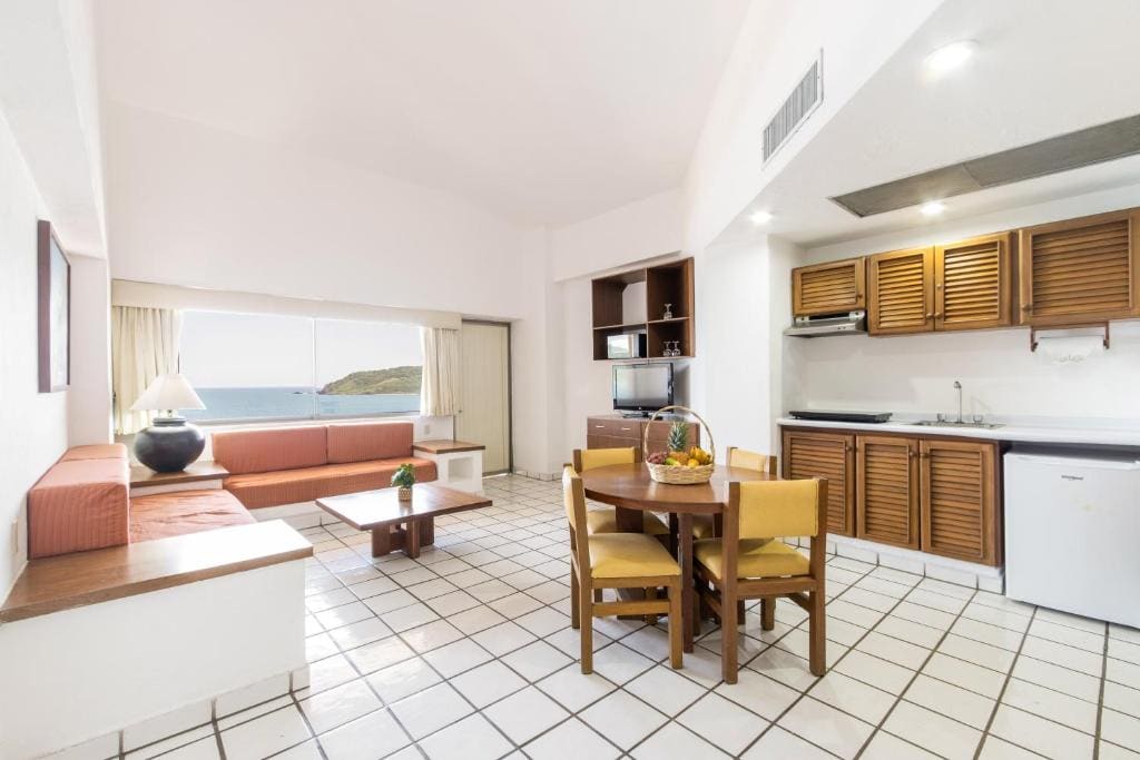 Suite con cocineta y vista al mar room - Image 2