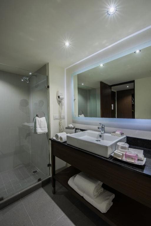 Standard King Room with City View - High Floor room - Image 1