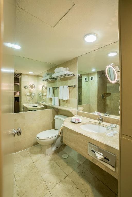 Standard King Room with City View - High Floor room - Image 2
