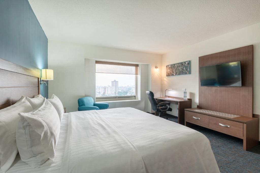 One-Bedroom Suite with City View room - Image 1