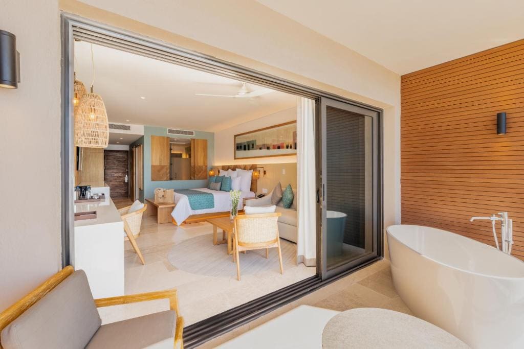 Preferred Club Junior Suite Ocean Front King room - Image 2