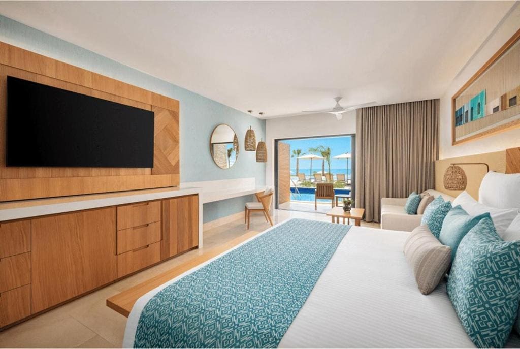 Preferred Club Junior Suite Ocean Front King room - Image 1