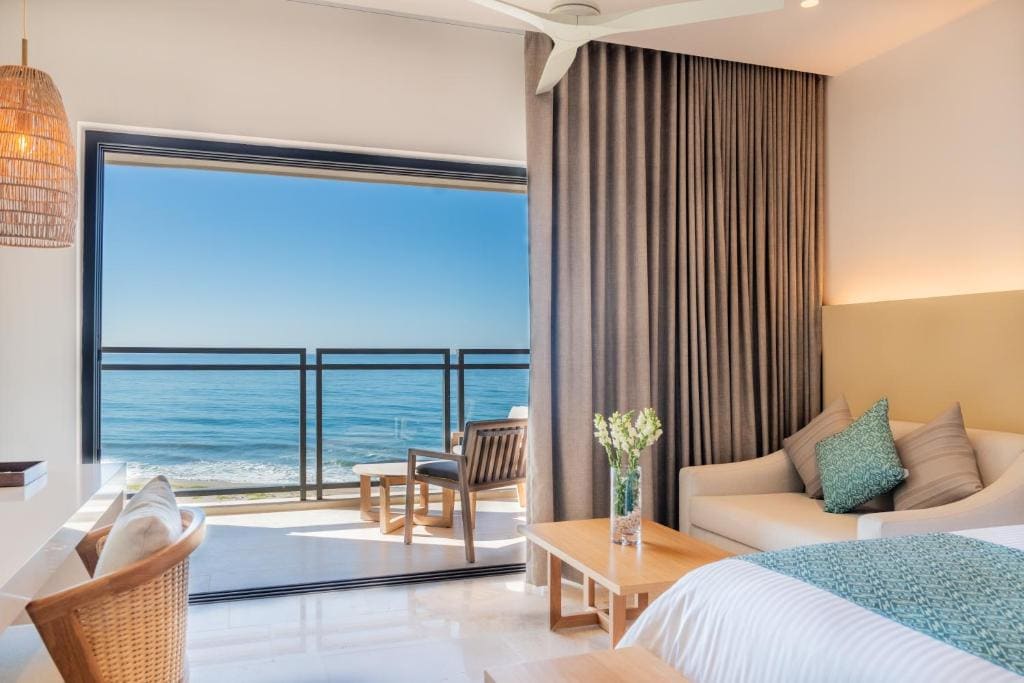 Preferred Club Junior Suite Ocean Front King room - Image 3