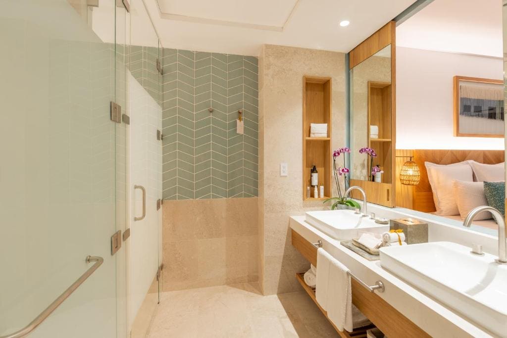 Deluxe Suite Ocean View King room - Image 1