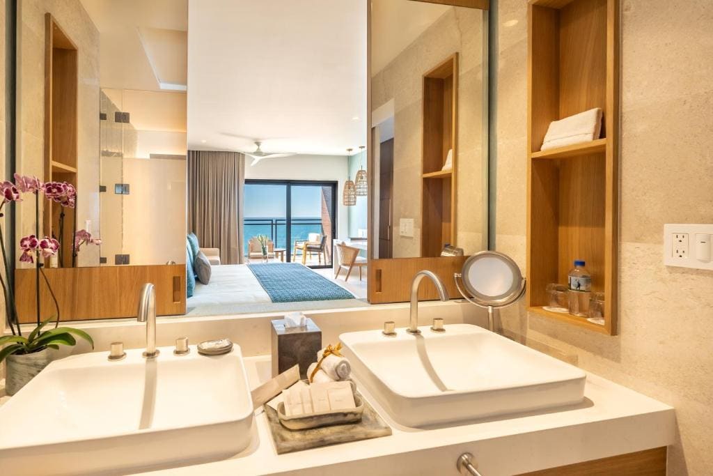 Deluxe Suite Ocean View King room - Image 2