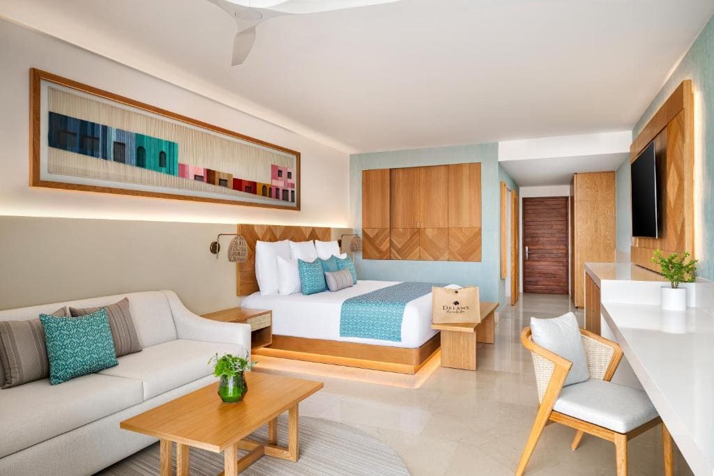Preferred Club Junior Suite Swimout King room - Image 3