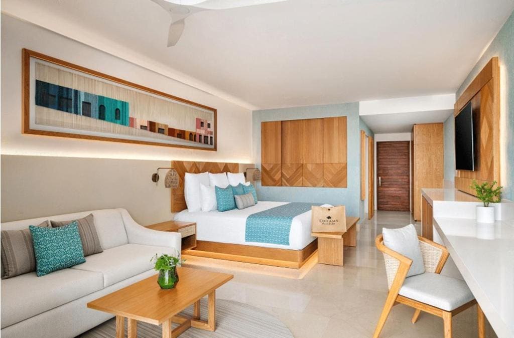 Preferred Club Junior Suite Swimout King room - Image 2