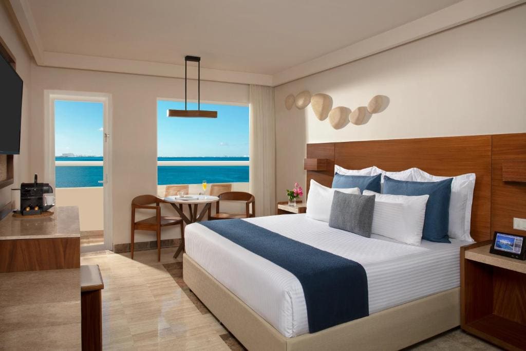 Preferred Club Premium King Balcony Ocean Front room - Image 1
