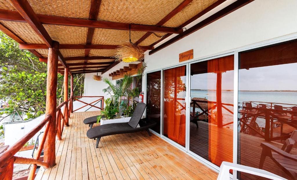 Family Room with Lake View room - Image 3