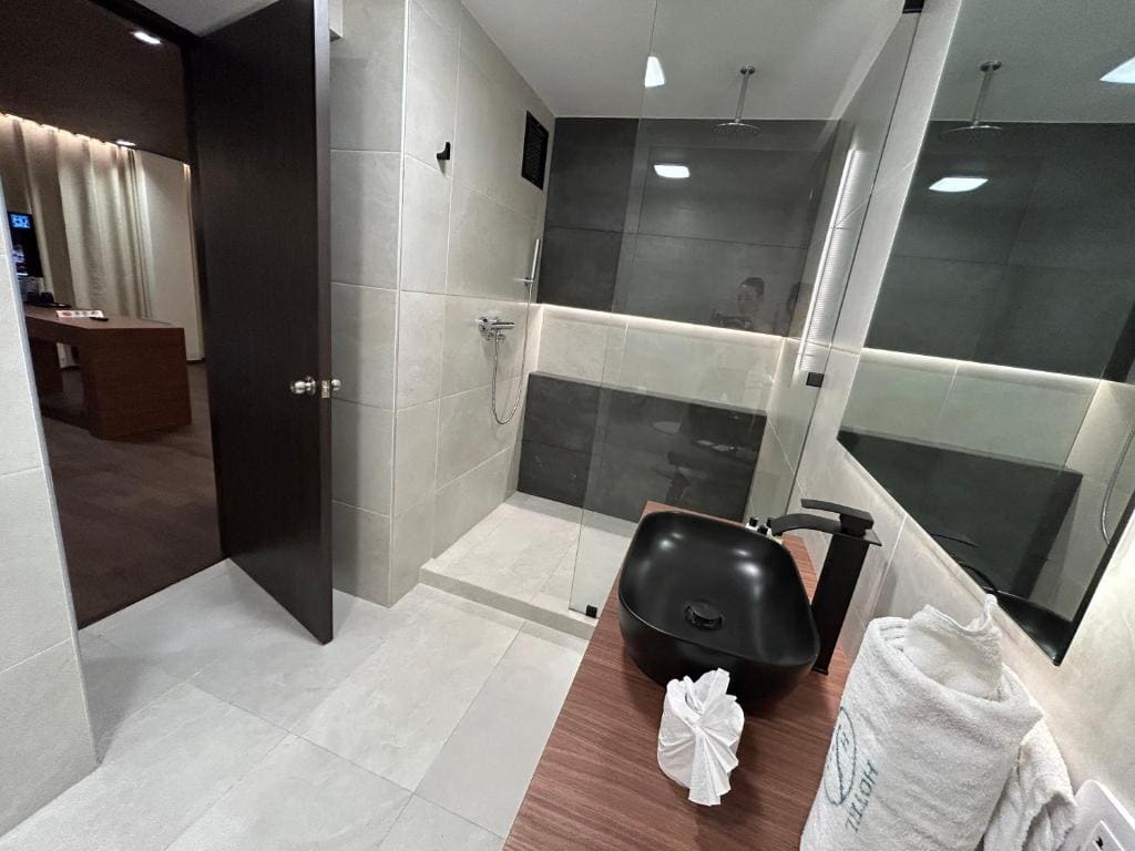 King Suite room - Image 2