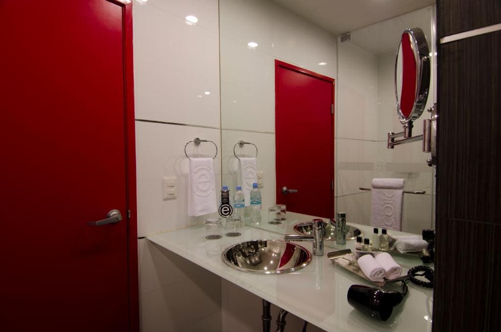 Double Room with Two Double Beds - Non-Smoking room - Image 3