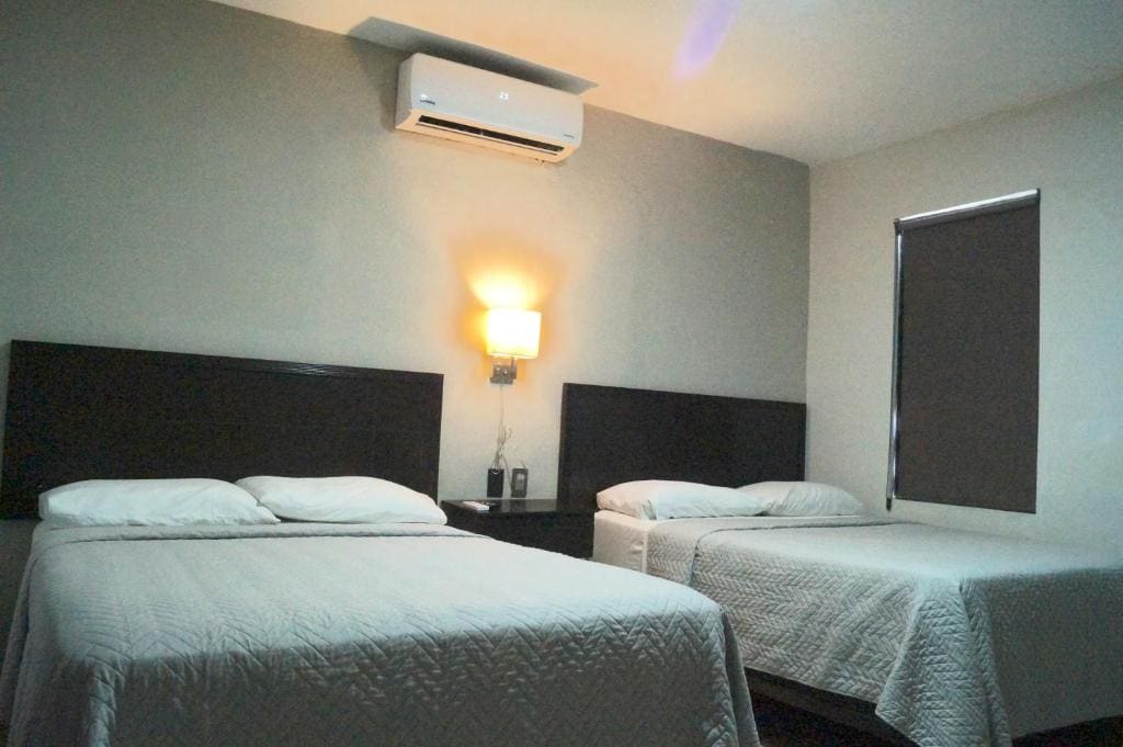 Deluxe Queen Room room - Image 2