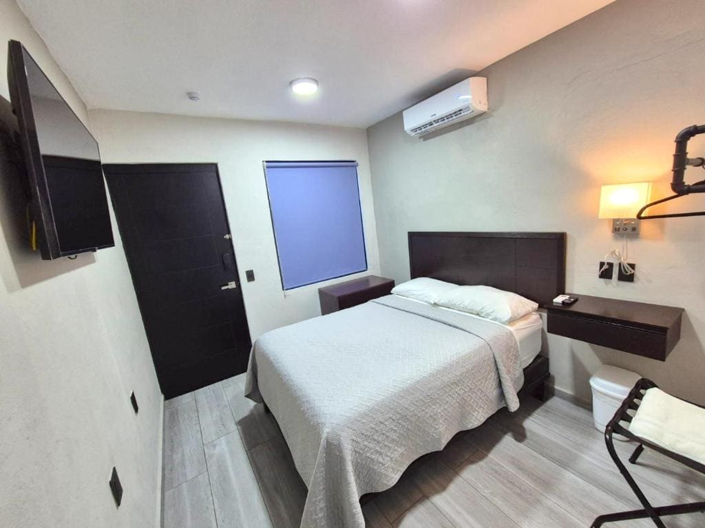 Deluxe Queen Room room - Image 3