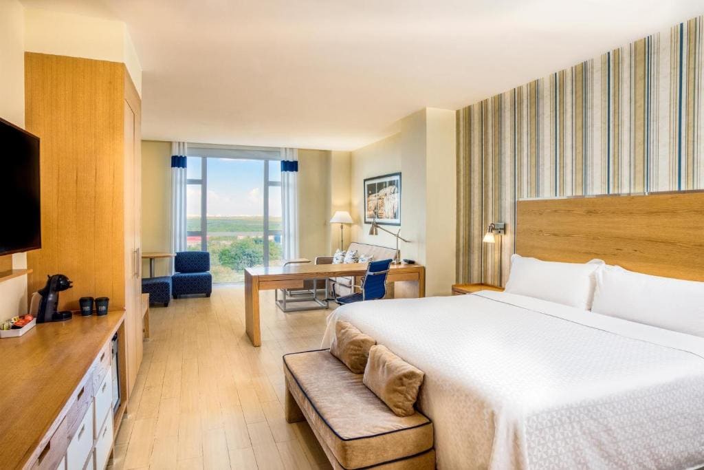Junior, 1 Bedroom Junior Suite, 1 King, City view room - Image 2
