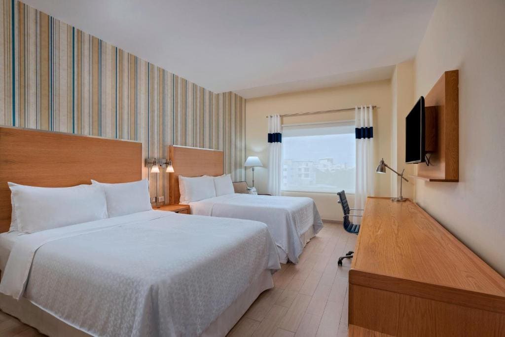 Junior, 1 Bedroom Junior Suite, 1 King, City view room - Image 1