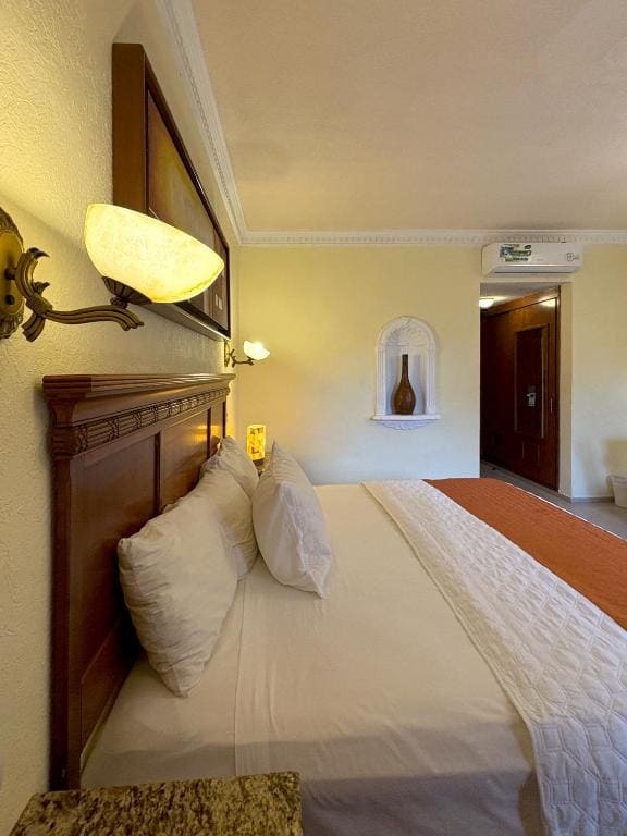 Deluxe King Room with Bathtub (Minibar & Coffee Maker) room - Image 1
