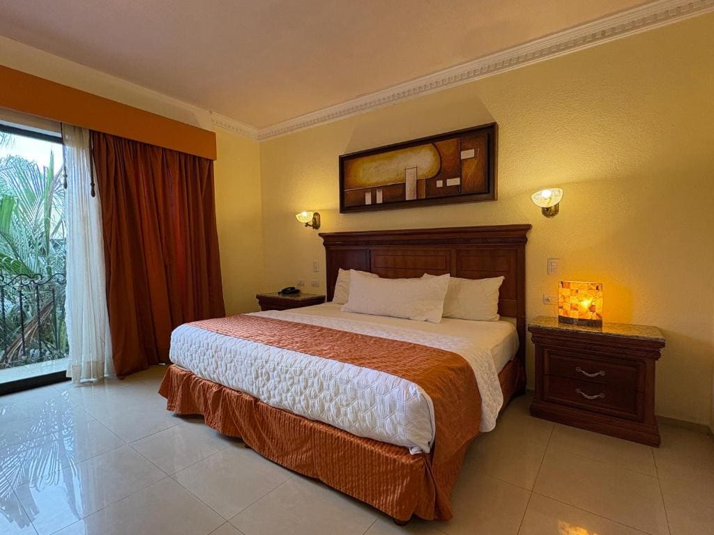 Deluxe King Room with Bathtub (Minibar & Coffee Maker) room - Image 2