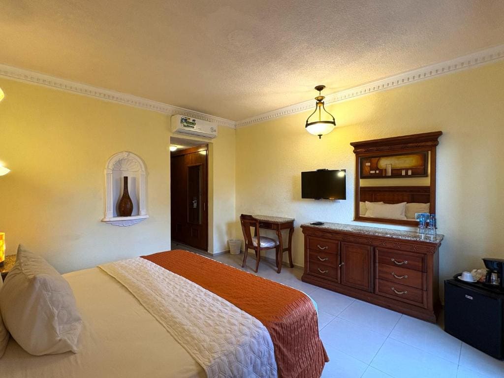 Deluxe King Room with Bathtub (Minibar & Coffee Maker) room - Image 3