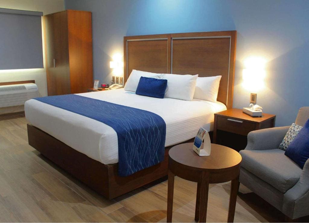 1 King Bed, Suite, Courtyard View room - Image 1